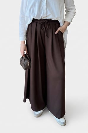 Beli Bağcıklı ve Pili Detaylı Geniş Paça Pantolon