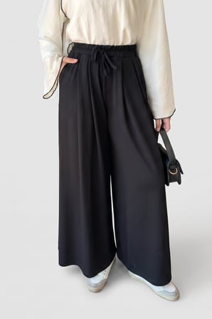 Beli Bağcıklı ve Pili Detaylı Geniş Paça Pantolon