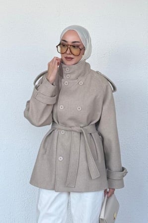 Dik Yaka Düğme Detaylı Omuz Epauletli Kuşaklı Kaşe Kısa Kaban
