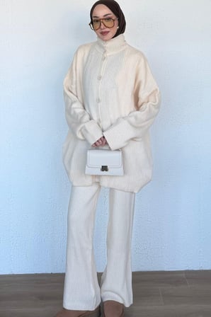 Düşük Omuzlu Dikey Fitilli Oversize Triko Hırka ve Bol Paça Pantolon Takım