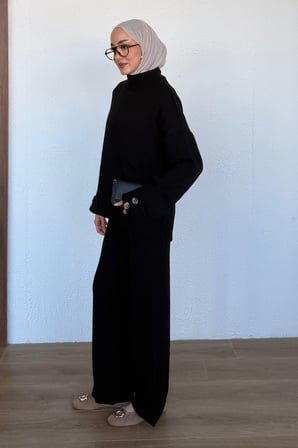 Düşük Omuzlu Düğme Manşet Detaylı Balıkçı Yaka Üst ve Boru Paça Alt Triko Takım