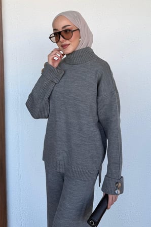 Düşük Omuzlu Düğme Manşet Detaylı Balıkçı Yaka Üst ve Boru Paça Alt Triko Takım