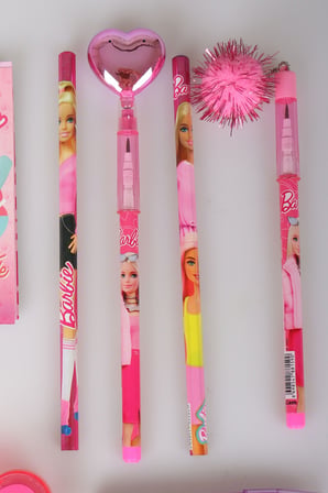 x Dekomus Lisanslı Barbie 10 Parça Kırtasiye Seti Makas,Bloknot,Ponpon Başlıklı Geçmeli Kurşun Kalem,Roket Silgi,Kalpli Kalemtraş 
