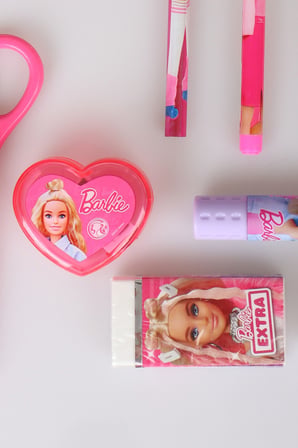x Dekomus Lisanslı Barbie 10 Parça Kırtasiye Seti Makas,Bloknot,Ponpon Başlıklı Geçmeli Kurşun Kalem,Roket Silgi,Kalpli Kalemtraş 
