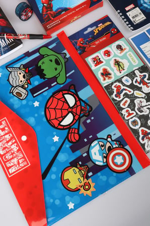 x Dekomus Lisanslı Spiderman 32 Parça Kırtasiye Seti Matara,Beslenme Kabı,Saplı Çanta,Kalem Çantası ve Kırtasiye Seti
