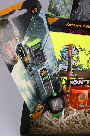 x Dekomus Lisanslı Jurassic World 16 Parça Kırtasiye Seti Resim Defteri,2 Adet Kurşun Kalem,Silgi,Uçlu Kalem ve Uç Seti