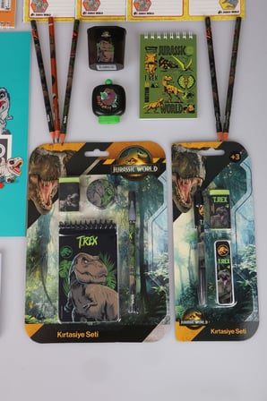 x Dekomus Lisanslı Jurassic World 27 Parça Kırtasiye Seti Çıkartmalı Boyama Kitabı,Kurşun Kalem,Silgi,Uçlu Kalem ve Uç Seti