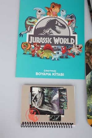 x Dekomus Lisanslı Jurassic World 27 Parça Kırtasiye Seti Çıkartmalı Boyama Kitabı,Kurşun Kalem,Silgi,Uçlu Kalem ve Uç Seti
