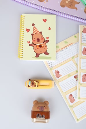Capybara Kırtasiye Seti 4 Adet Stickerlı A4 Defter,Not Defteri, Silgi, Kalemtraş,0.7 Mm Uçlu Kalem