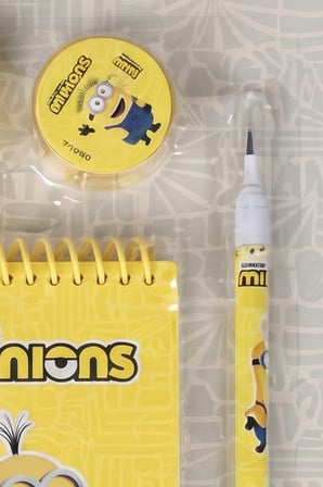 x Dekomus , Lisanslı Minions 4'lü Kırtasiye Seti Not Defteri,Kalem,Silgi ve Kalemtraş