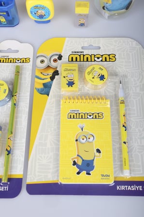 x Dekomus ,  Lisanslı Minions Banana Mood Collection Full Kırtasiye Seti Büyük Boy Okul,Termoslu Beslenme ve Kalem Çantası , Matara Seti