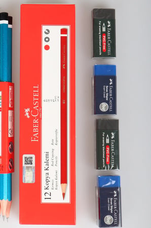 x Dekomus , Orjinal Faber-Castell 32 Parça Kırtasiye Seti 12'li Köşeli Mercanlı ve Kırmızı Kalem,4 Adet Silgi,4 Adet Kalemtraş Seti