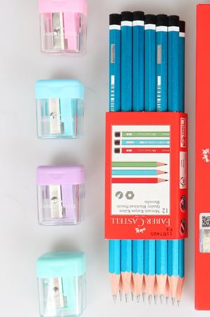 x Dekomus , Orjinal Faber-Castell 32 Parça Kırtasiye Seti 12'li Köşeli Mercanlı ve Kırmızı Kalem,4 Adet Silgi,4 Adet Kalemtraş Seti