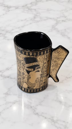 J Global Nefertiti Figürlü Hiyeroglif Desenli Porselen Kupa Siyah Altın