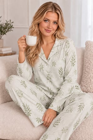Beyaz Kadın Rahat Esnek Bol Çağla Yeşili Yaprak Desenli Düğmeli Uzun Kollu Pijama Takımı