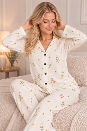 Beyaz Kadın Çiçek Desenli Uzun Kollu Düğmeli Rahat Pijama Takımı