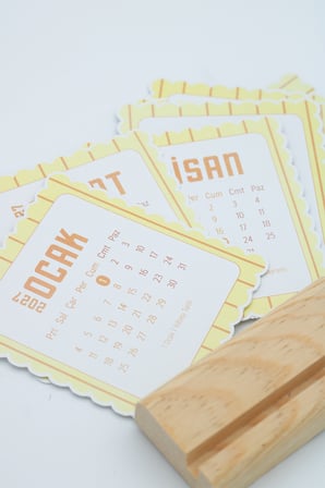 Ahşap Standlı Dalgalı Kesim Sarı Çizgili 2027 Masaüstü Takvimi 8,5x9,5 Cm - Estetik Yeni Yıl Hediyesi Çok Renkli