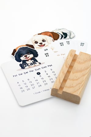 Ahşap Standlı Özel Kesim Siyah Köpek Tasarımlı 2027 Masaüstü Takvimi 8,5x12 Cm - Sevimli Yeni Yıl Hediyesi Çok Renkli