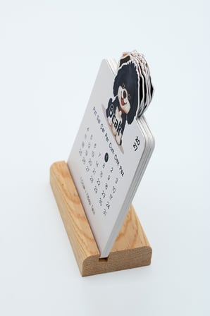 Ahşap Standlı Özel Kesim Siyah Köpek Tasarımlı 2027 Masaüstü Takvimi 8,5x12 Cm - Sevimli Yeni Yıl Hediyesi Çok Renkli