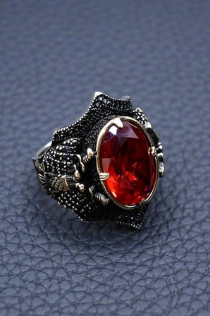 925 Ayar Kırmızı Yakut Taşlı Yanları Zirkon Taş İşlemeli Kılıç Motif Erkek Yüzük
