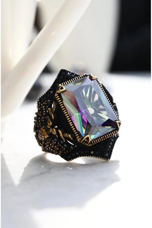 925 Ayar Kare Mistik Topaz Taşlı Yanları Zirkon Taş İşlemeli Kılıç Motif Erkek Yüzük