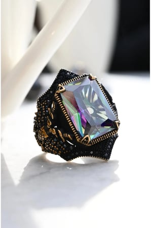 925 Ayar Kare Mistik Topaz Taşlı Yanları Zirkon Taş İşlemeli Kılıç Motif Erkek Yüzük