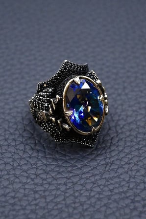 925 Ayar Mistik Topaz Taşlı Yanları Zirkon Taş İşlemeli Kılıç Motif Erkek Yüzük