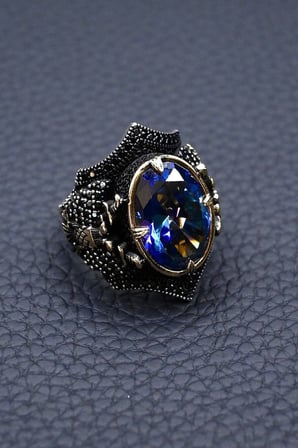 925 Ayar Mistik Topaz Taşlı Yanları Zirkon Taş İşlemeli Kılıç Motif Erkek Yüzük