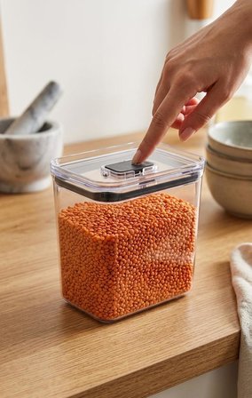 Softchef Click'n Fresh Hava Geçirmez Dikdörtgen Plastik Erzak Kabı 2100 ml - Vakumlu Tek Tuş Kapaklı Şeffaf Plastik Bakliyat, Un ve Şeker Saklama Kabı, BPA İçermez (10,5x16x17cm)