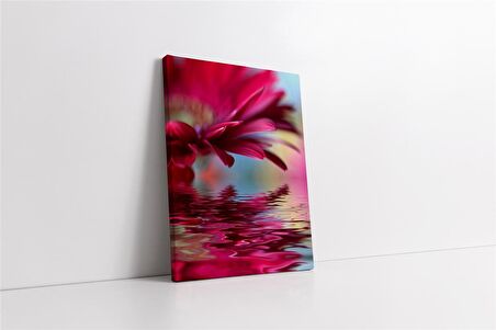 Çiçeğin Suya Yansıması Kanvas Tablo