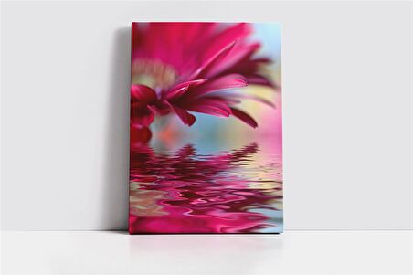 Çiçeğin Suya Yansıması Kanvas Tablo