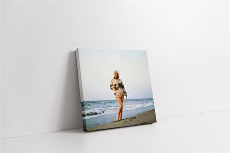 Marliyn Monroe Sahil Kenarındayken Kanvas Tablo