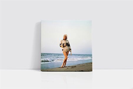 Marliyn Monroe Sahil Kenarındayken Kanvas Tablo