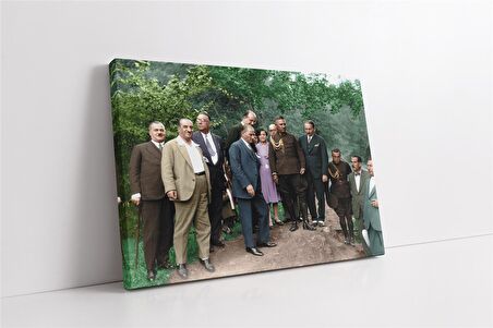 Atatürk Kurmaylarıyla Arazide