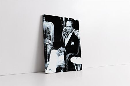 Atatürk Türk Kahvesi ve Sigara İçerken