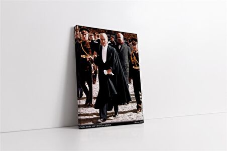 Atatürk Açılış Nutku İçin Meclise Gelirken