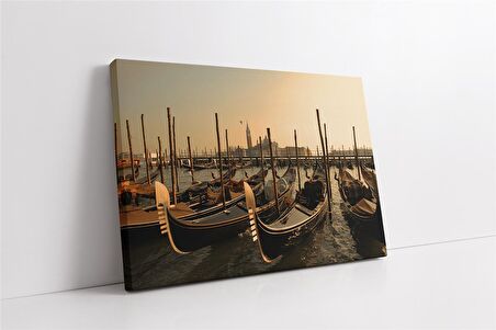 Kıyıda Gondollar Kanvas Tablo