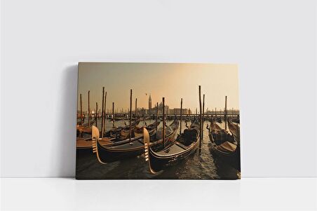 Kıyıda Gondollar Kanvas Tablo