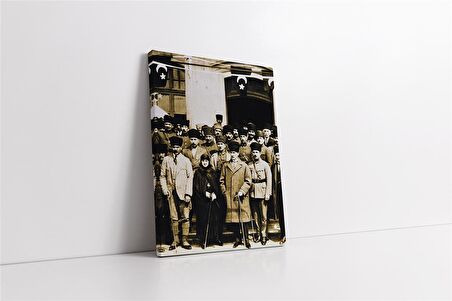 Atatürk ve Latife Hanım Meclis Önünde