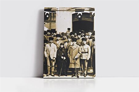 Atatürk ve Latife Hanım Meclis Önünde