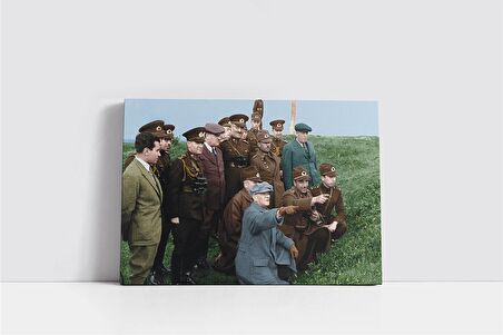 Atatürk Subaylarla İnceleme Yaparken