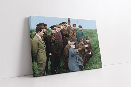 Atatürk Subaylarla İnceleme Yaparken