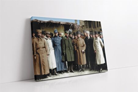 Atatürk Subaylarla Birlikte