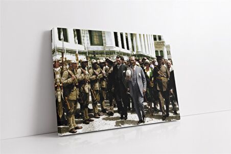Atatürk Askerlerle