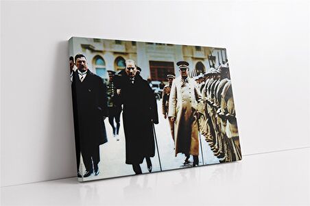 Atatürk Askerleri Selamlarken