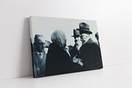 Atatürk Yaşlı Kadınla Konuşurken