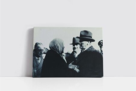 Atatürk Yaşlı Kadınla Konuşurken
