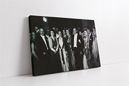 Atatürk Düğünde Poz verirken