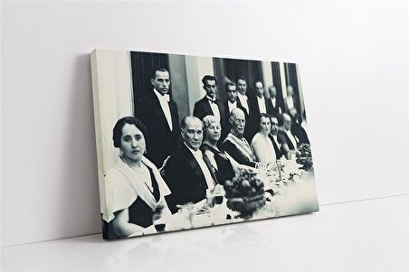 Atatürk Cumhuriyet Balosu Yemeğinde