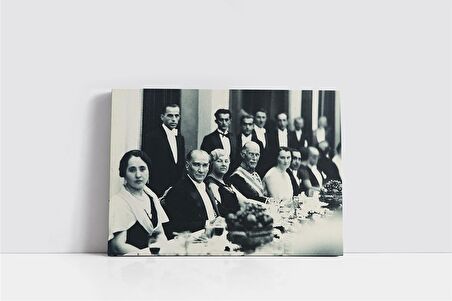 Atatürk Cumhuriyet Balosu Yemeğinde